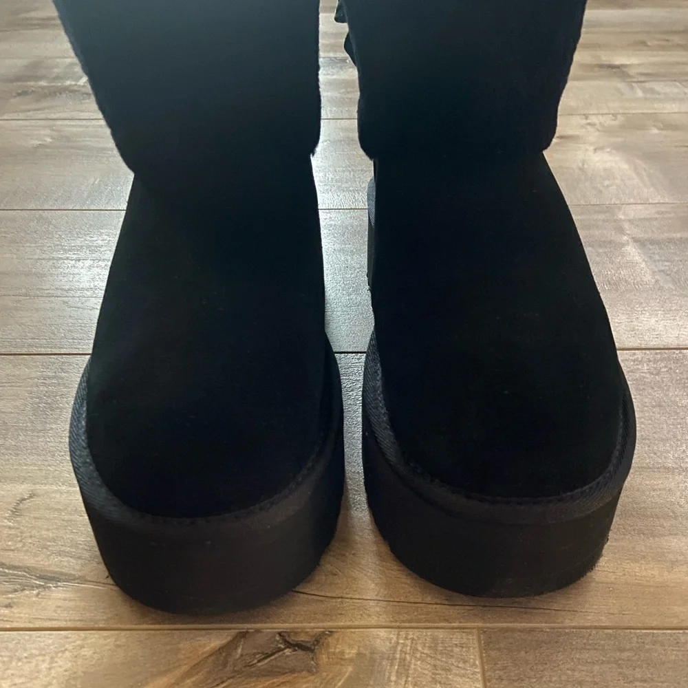 UGG® Classic Mini Maxi Curly in Black